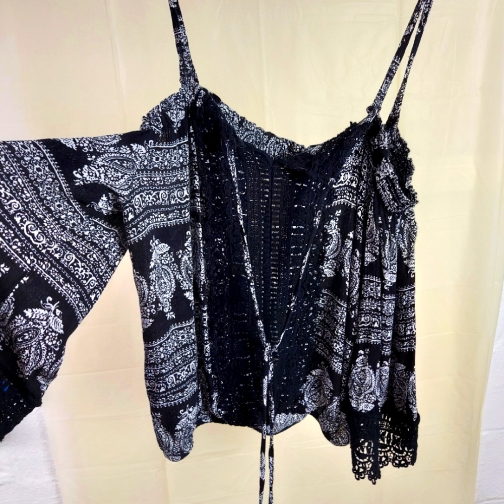 GC Boho Cold Shoulder Top Size Medium